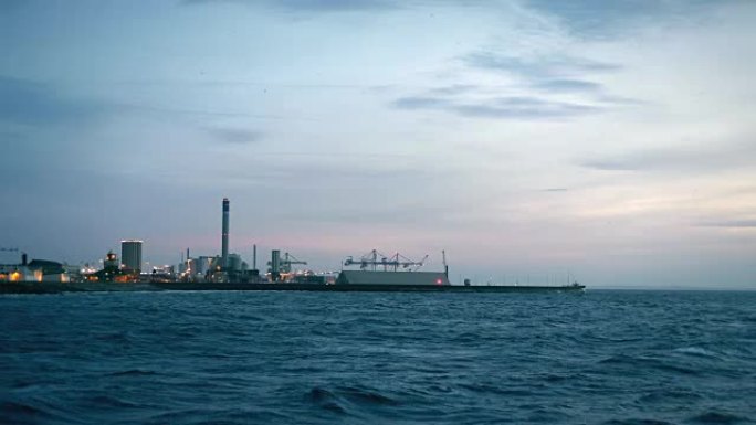 瑞典赫尔辛堡黄昏的工业港。大风天气，海浪