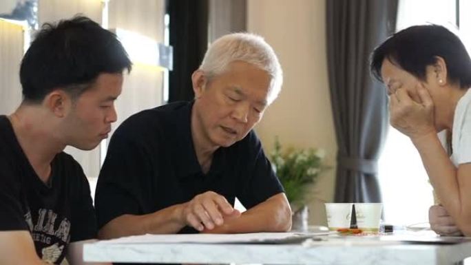 亚洲父子讨论房地产投资买房或公寓。谈财务、利润和回报