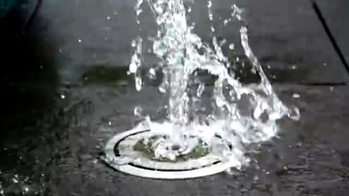 水倒在地板上的喷泉