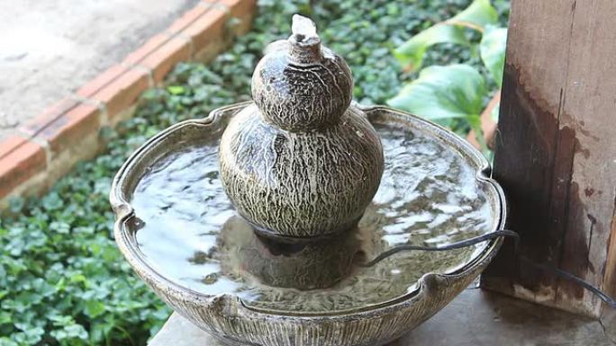 装饰家庭花园的小喷泉