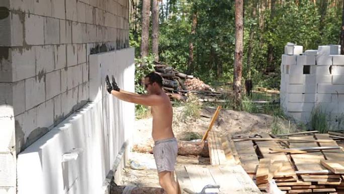 Builder用聚苯乙烯覆盖墙壁。
