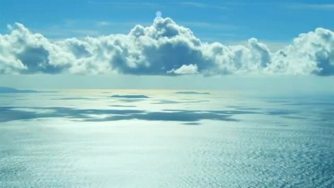 海上多云的天空