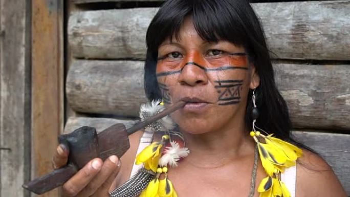 巴西的土著妇女吸烟管道
