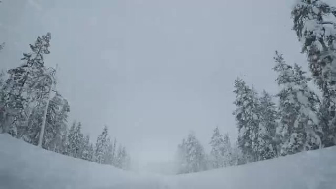 在空旷的冬季高速公路上行驶并降雪