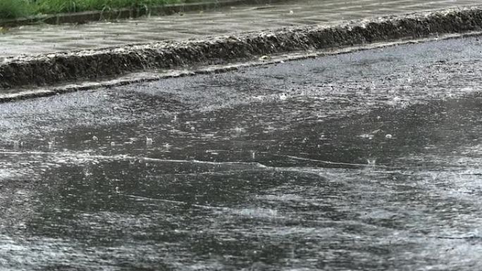 飞溅雨路