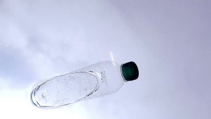 从水下的角度来看，漂浮在蓝天上的塑料瓶。