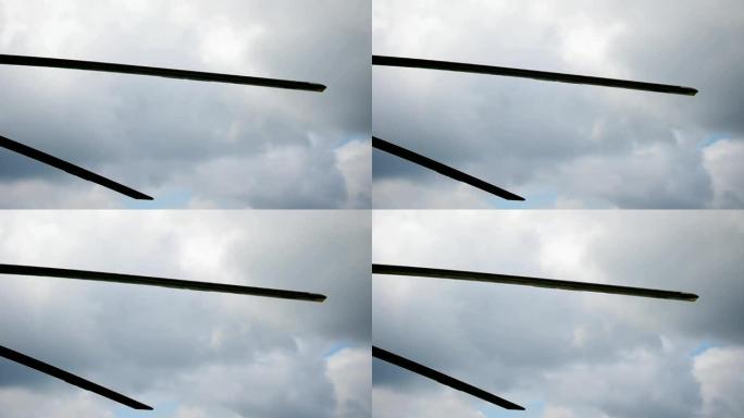 直升机旋翼叶片或被风吹起的机翼