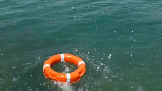 漂浮在水面上的红色救援浮标