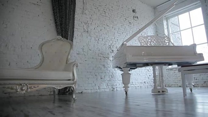 白色房间，白色钢琴