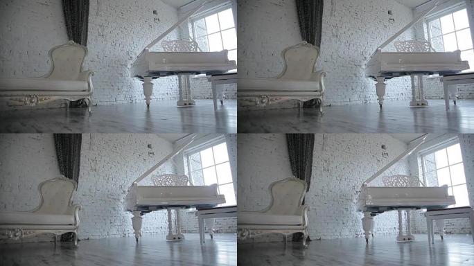 白色房间，白色钢琴