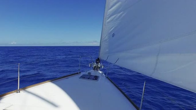 多莉在蓝色海洋中拍摄帆船