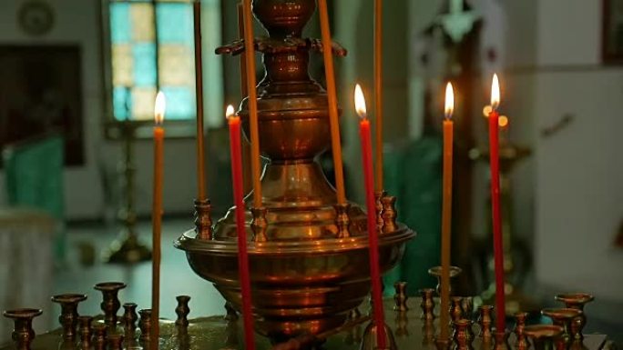俄罗斯教会东正教圣礼慢动作视频中的黑蜡烛