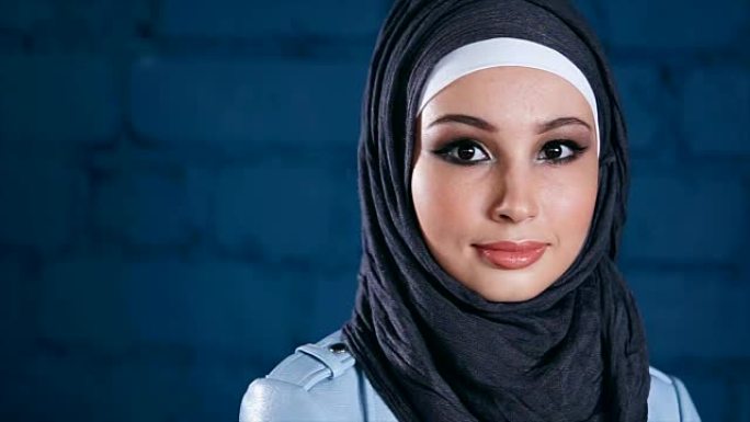 穿着黑色头巾的年轻穆斯林妇女。室内肖像