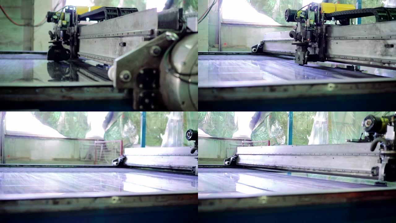 在窗户工厂用机器生产窗户玻璃。全高清