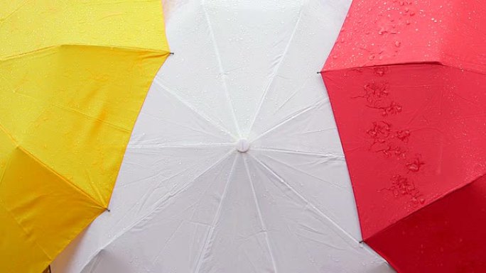 雨中打开五颜六色的雨伞