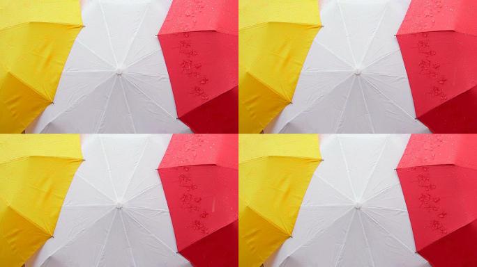 雨中打开五颜六色的雨伞