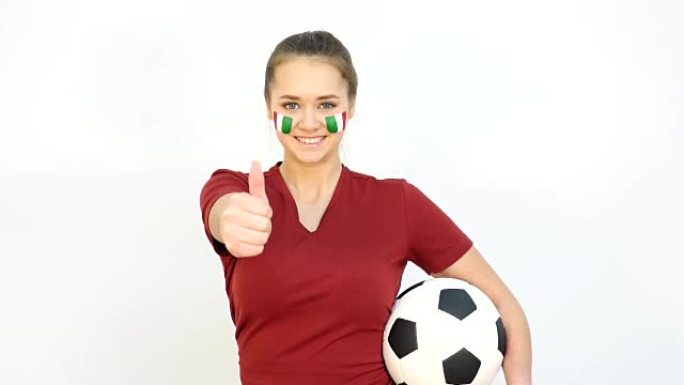 带有意大利国旗的眨眼足球女性