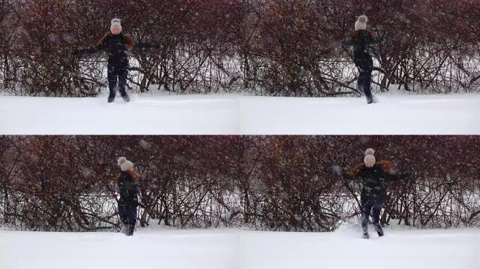 快乐的女人在飘落的雪花下伸开双臂，享受冬天的时光