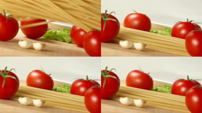 意大利面条落在成熟的西红柿之间的桌子上
