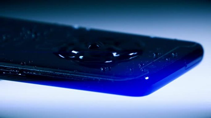 水滴落在现代黑色手机的屏幕上