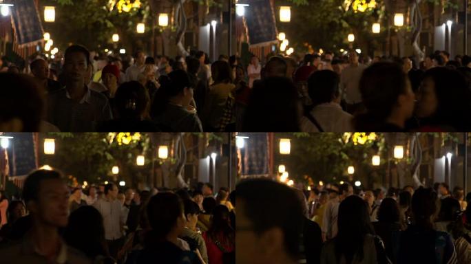 成都夜间与亚洲人挤在一起的金立街