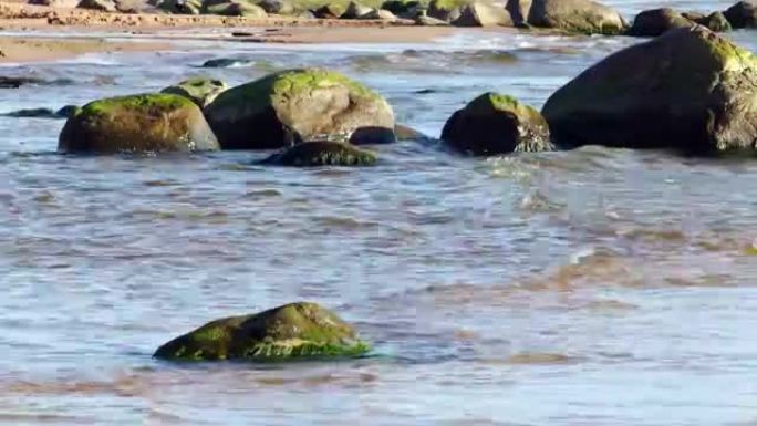 大型海石之间平静的海水波