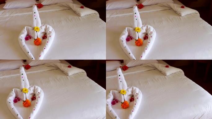 浪漫的酒店客房配有天鹅毛巾
