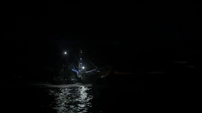 黎明时分用网捕鱼的虾拖网渔船