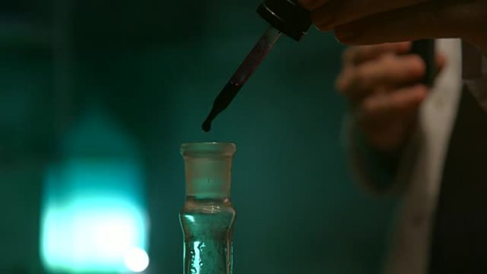 奇怪的科学家将液体滴在烧瓶中