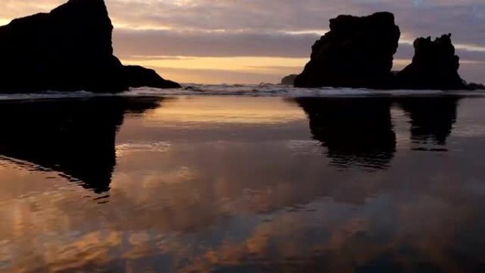 俄勒冈州海岸日落时的海浪和岩层