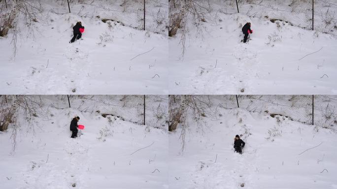 十几岁的男孩试图骑在山坡上。公园里孩子们的冬季乐趣。阴天的冬日。