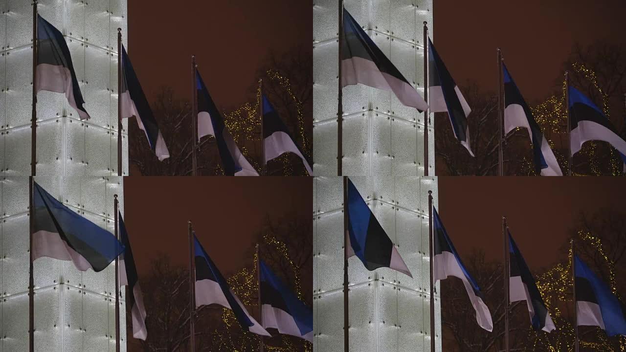 四面爱沙尼亚国旗在雕像旁边飘扬