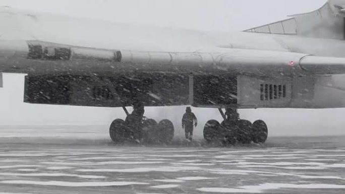 飞机下雪地里的人
