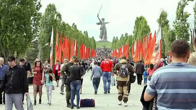 俄罗斯联邦伏尔加格勒-2015年5月9日: Mamayev Kurgan上的人群上升