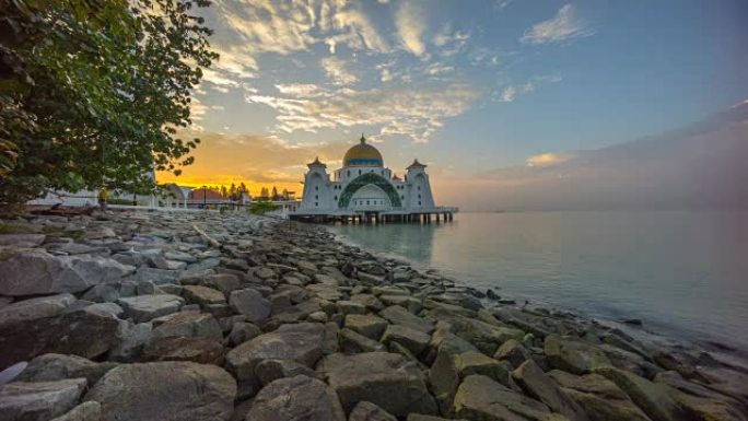 马六甲海峡浮动清真寺或清真寺的日出