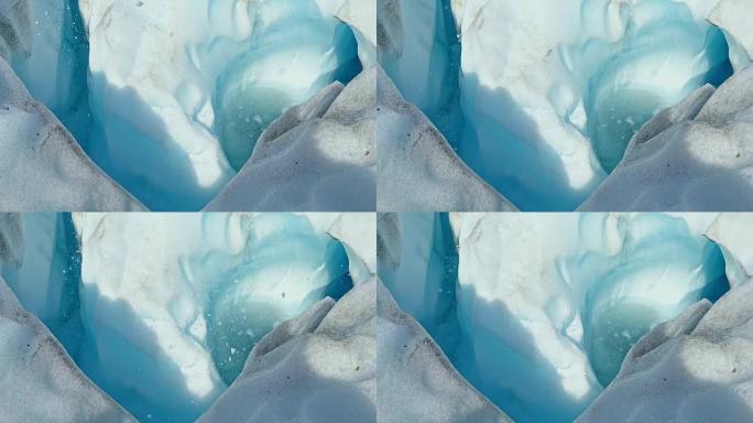 指南打破冰川，与指南一起使用冰镐穿过冰川隧道。新西兰福克斯冰川
