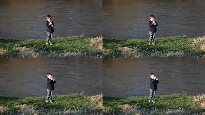 小男孩在河边喝水