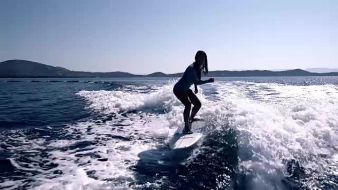 一个女性冲浪者的剪影