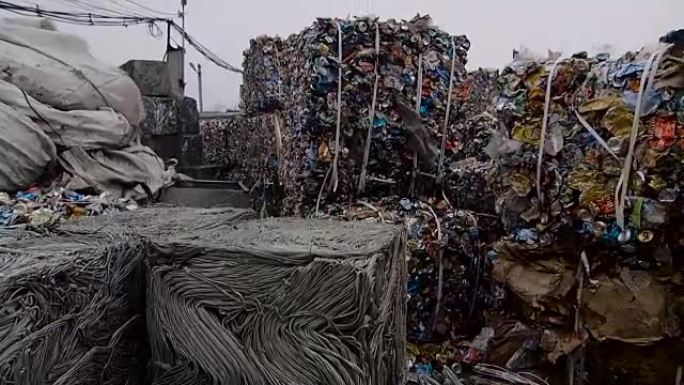成堆的废金属和捆扎成捆的条带