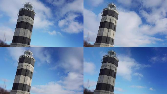 天幕下海面上的延时单色灯塔，背景为云彩