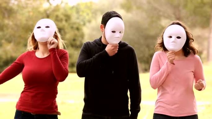 三个戴着面具的人不同的情绪
