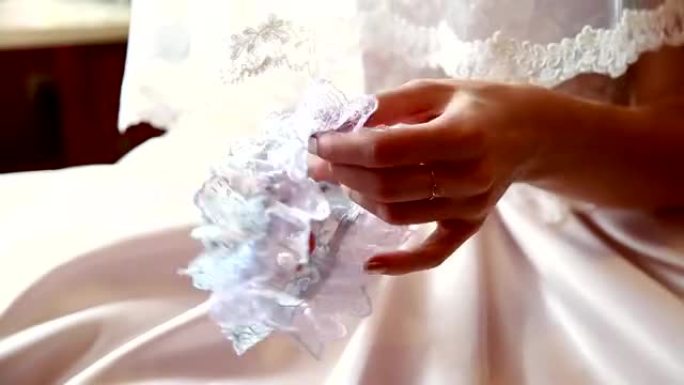 婚礼上的新娘在吊袜带手中指法