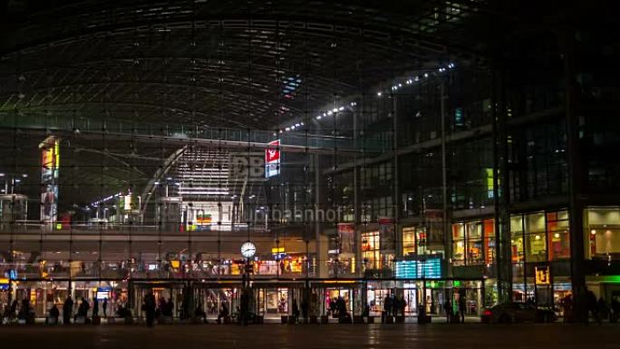 柏林的夜间现代火车站
