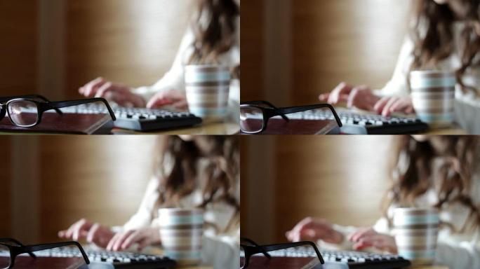 女人在办公室的电脑上打字键盘