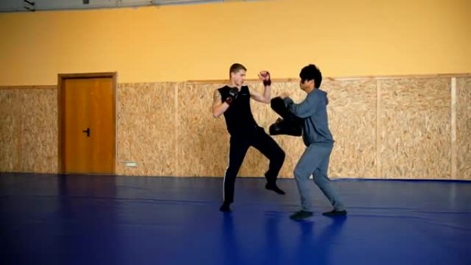 两个男人正在大厅里训练综合格斗格斗