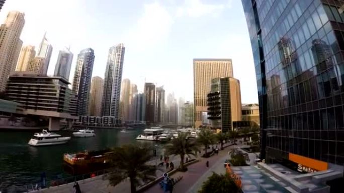 海滨迪拜码头，有散步的游客和航海的运河，帆船