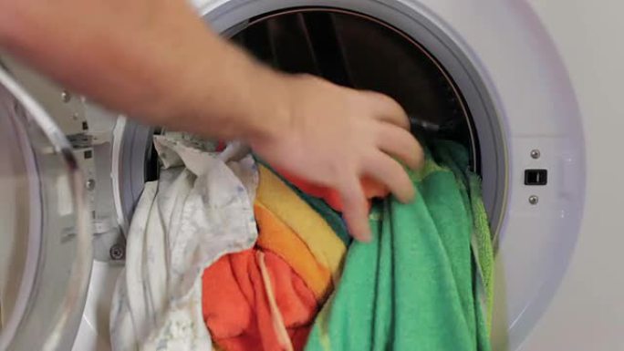 将脏衣服放在洗衣机中