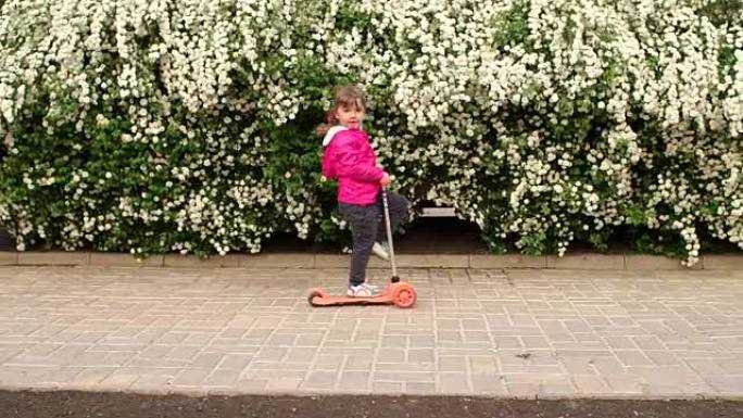 小女孩骑着滑板车在公园里，慢悠悠