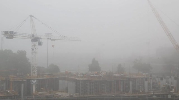 建筑工人在雾中工作