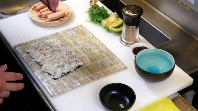 寿司厨师准备鲑鱼乌拉玛基卷
